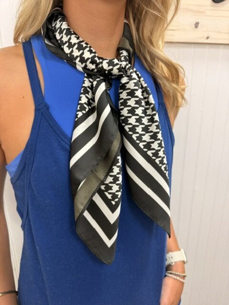 Carlton Houndstooth Scarf Medium
